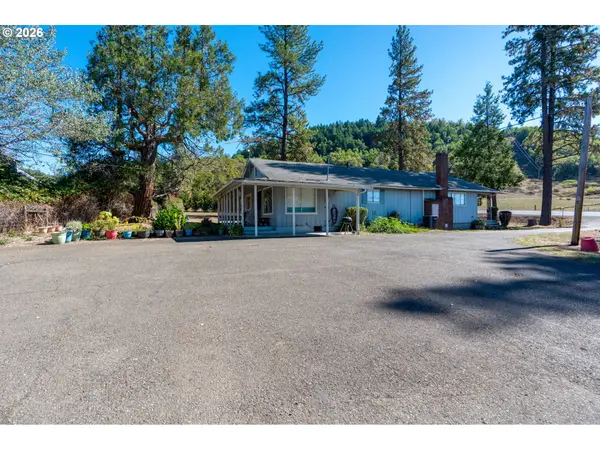 5961 Lookingglass Rd, Roseburg, OR 97471