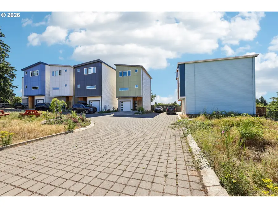 9033 NE Hoyt St, Portland, OR 97220 - #3