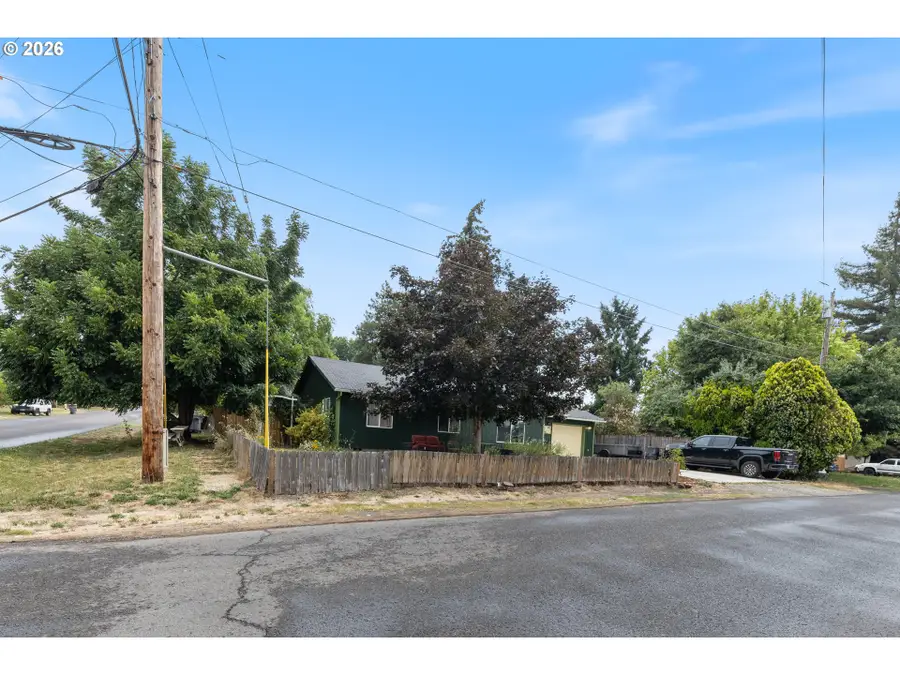 422 E 5th St, Lafayette, OR 97127 - #2
