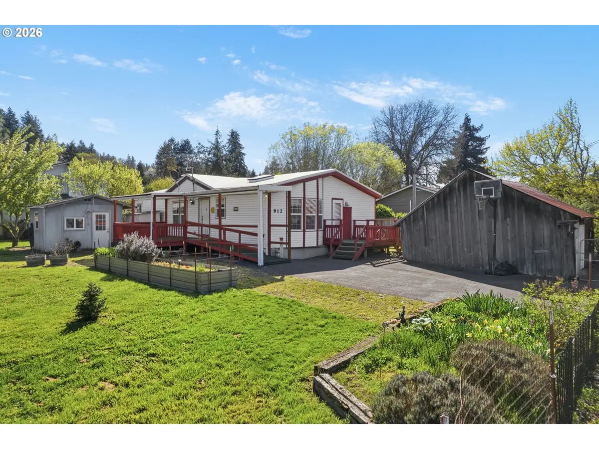 912 Ash St, Brownsville, OR 97327 - #1