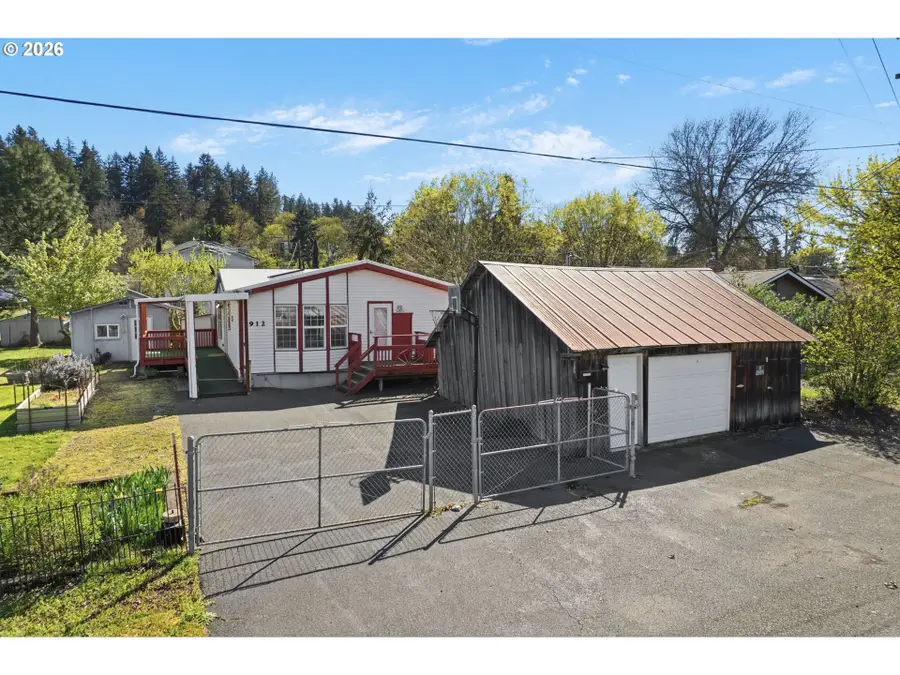 912 Ash St, Brownsville, OR 97327 - #2