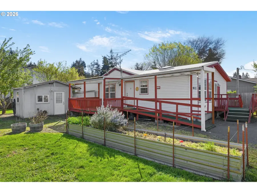 912 Ash St, Brownsville, OR 97327 - #3