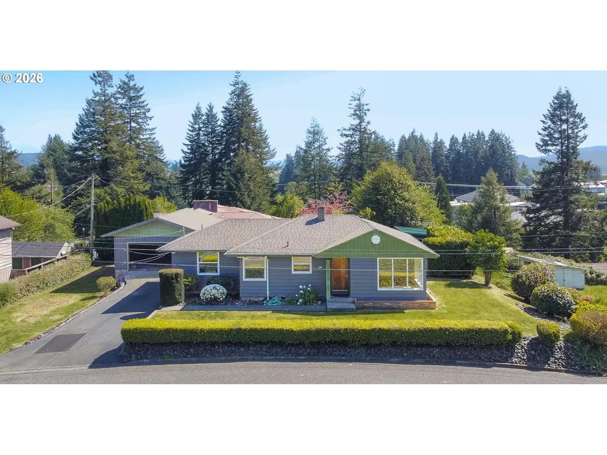 853 W 15th St, Coquille, OR 97423 - #1