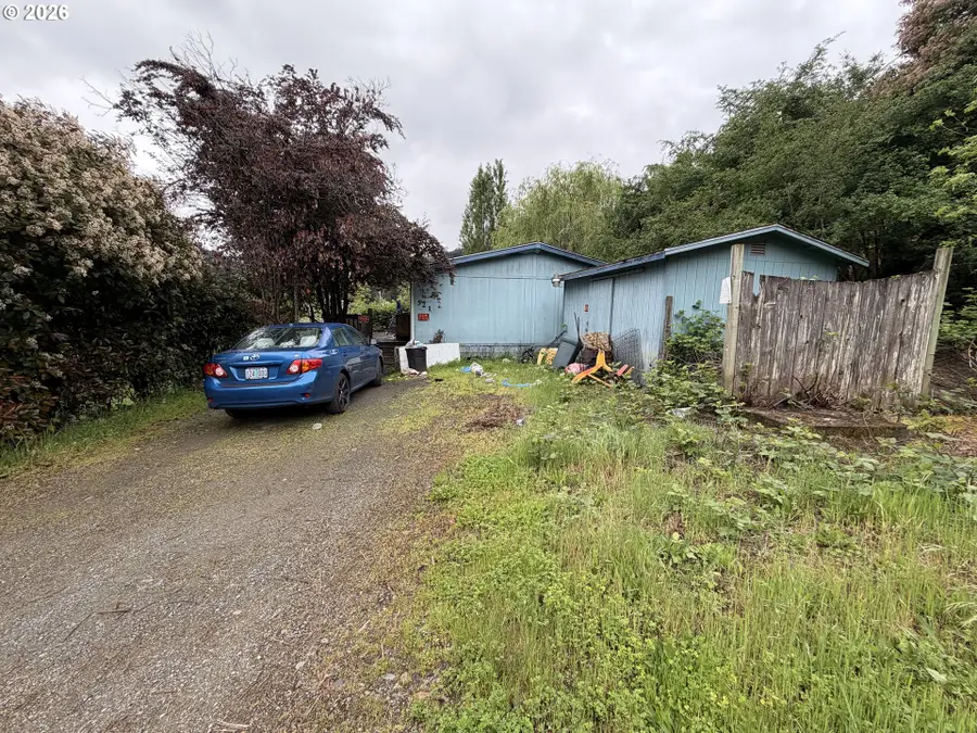 521 NW Harrison St, Canyonville, OR 97417 - #2