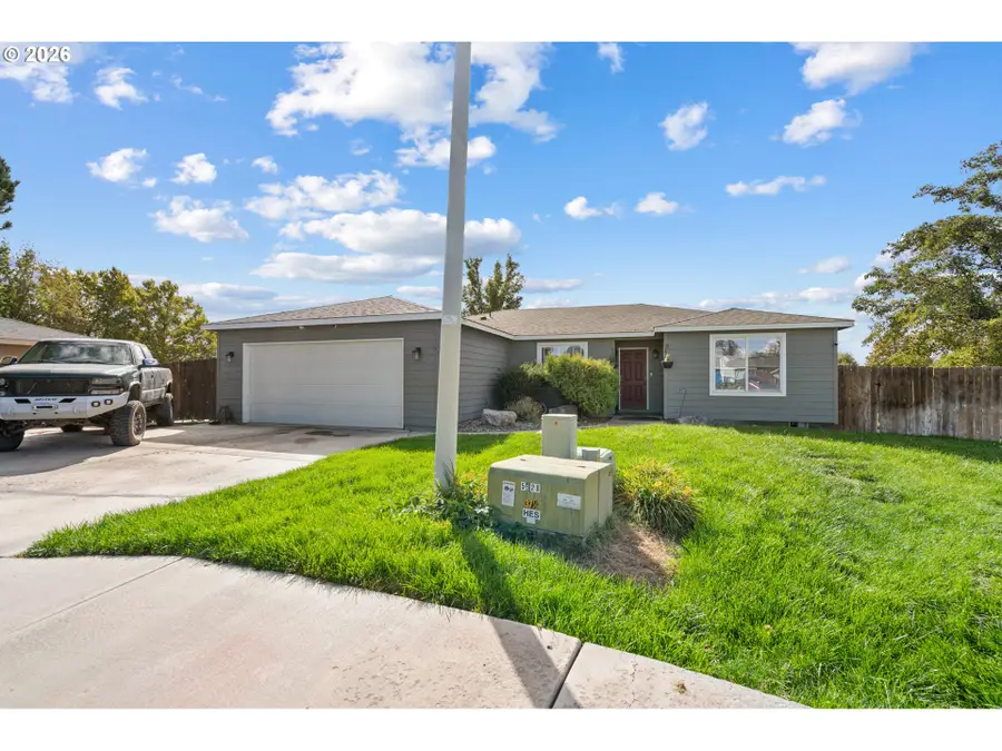 1049 W Hartley Ave, Hermiston, OR 97838 - #2