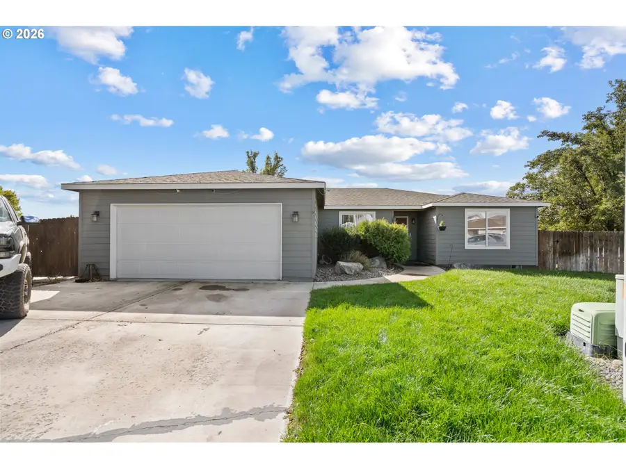 1049 W Hartley Ave, Hermiston, OR 97838 - #3