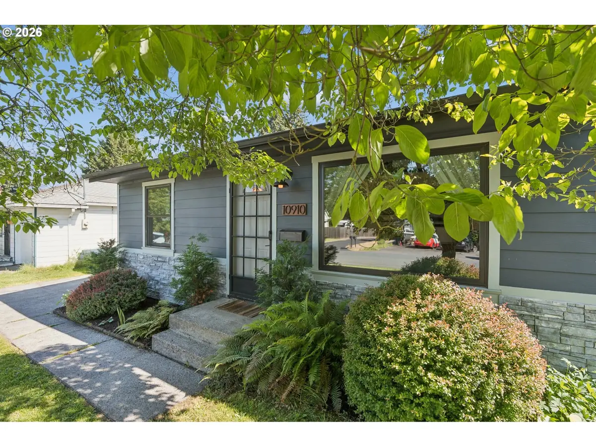 10910 NE Knott St, Portland, OR 97220 - #1