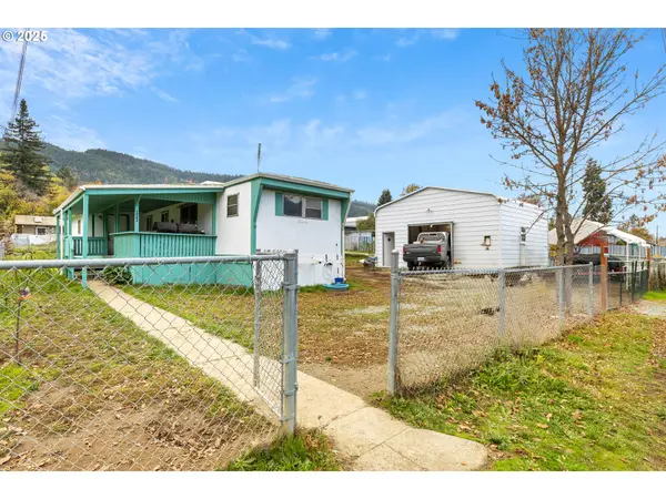 1042 Cornutt St, MyrtleCreek, OR 97457