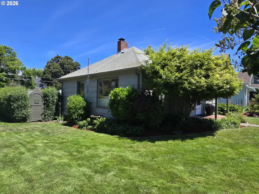 823 W 10th St, The Dalles, OR 97058 - #2