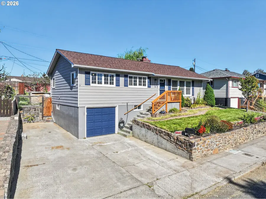 727 E 20th St, The Dalles, OR 97058 - #3