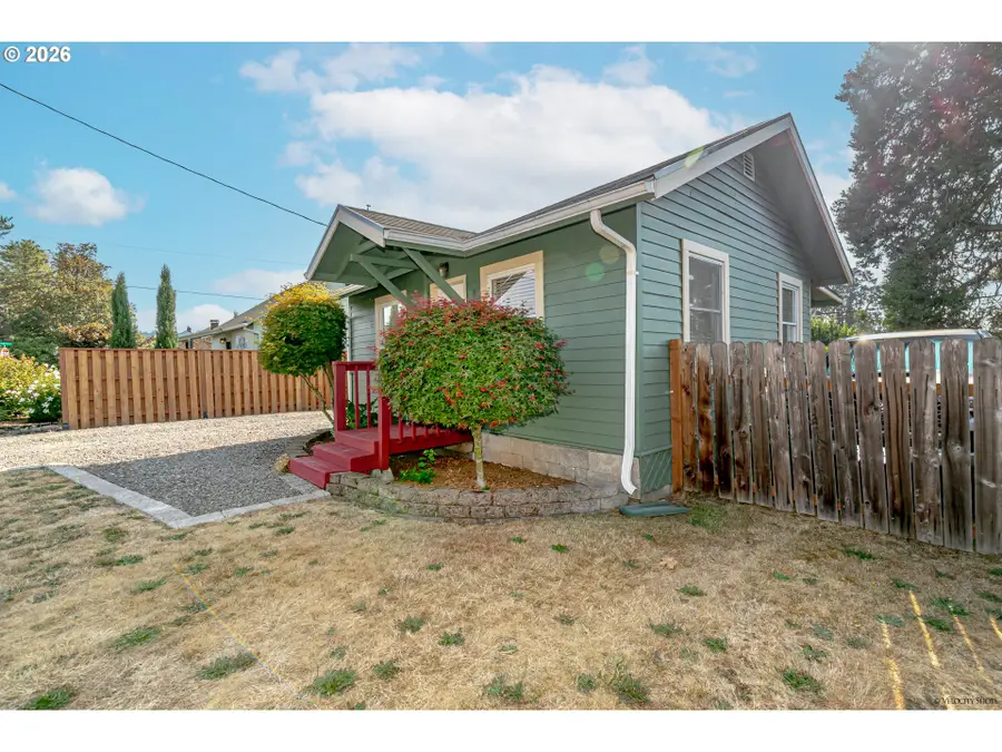 423 NE Main St, Estacada, OR 97023 - #3