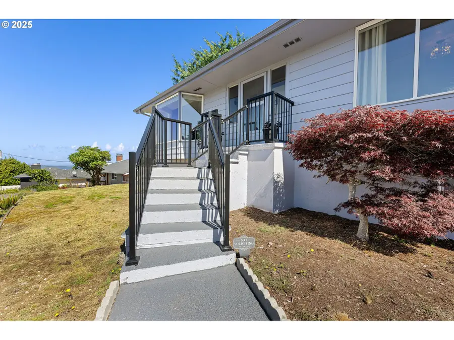 374 W Lexington Ave, Astoria, OR 97103 - Image #2