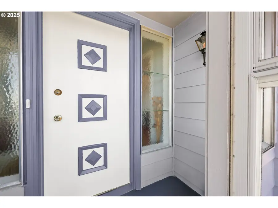 374 W Lexington Ave, Astoria, OR 97103 - Image #3