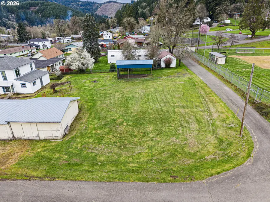 200 Hedrick Creek Ave, Drain, OR 97435 - #2