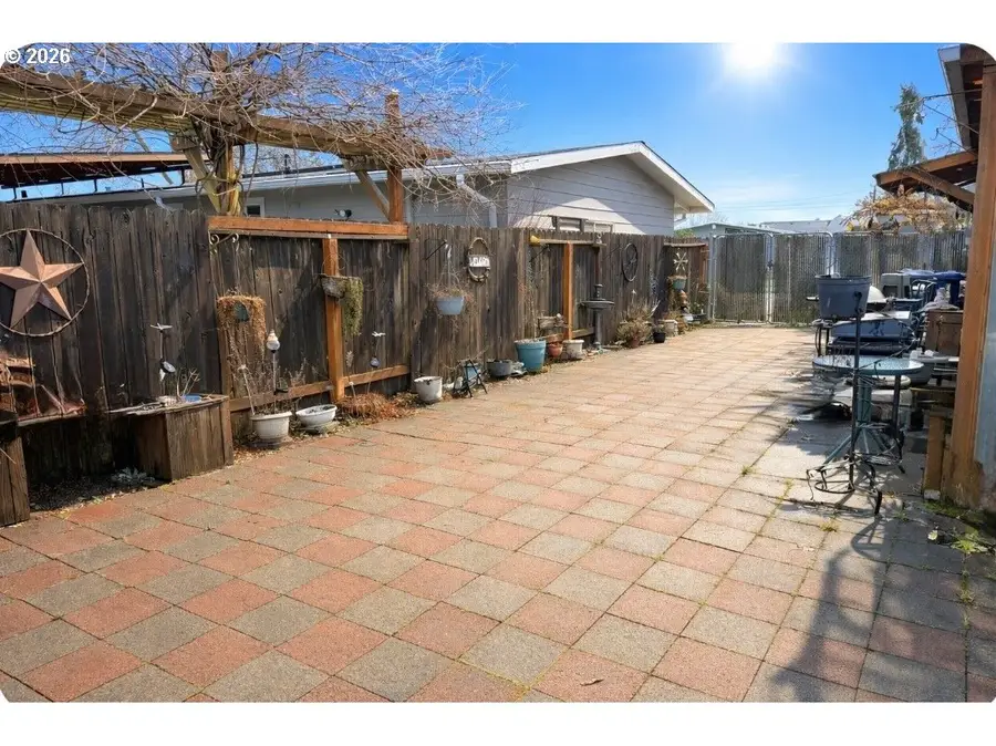 126 Woodlane Dr, Springfield, OR 97477 - #2