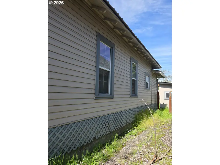 212 SE Mosher Ave, Roseburg, OR 97470 - #3