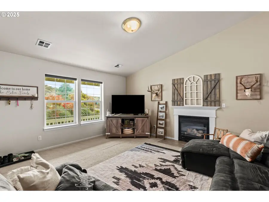 277 Armande Loop, Roseburg, OR 97471 - Image #3