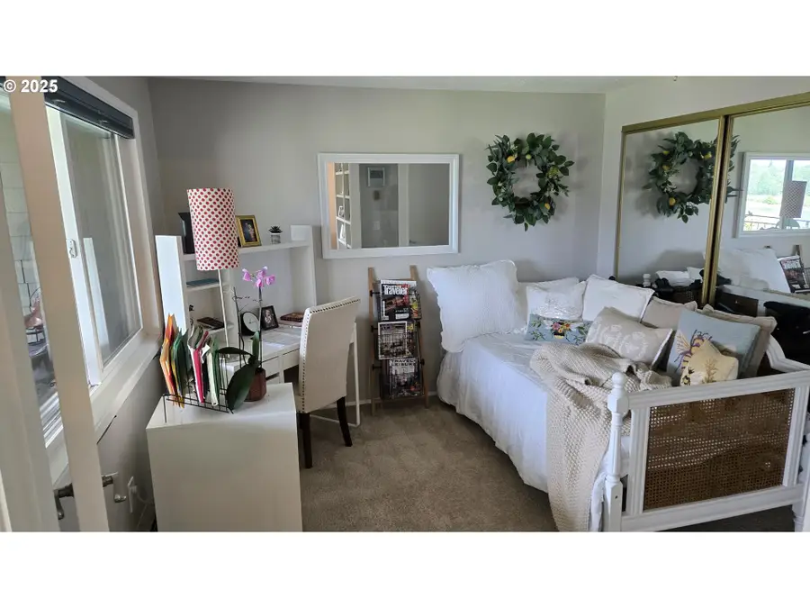 5624 S Riverside Ln, Portland, OR 97239 - #3