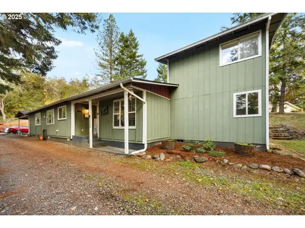 225 Fox Ln, Roseburg, OR 97471