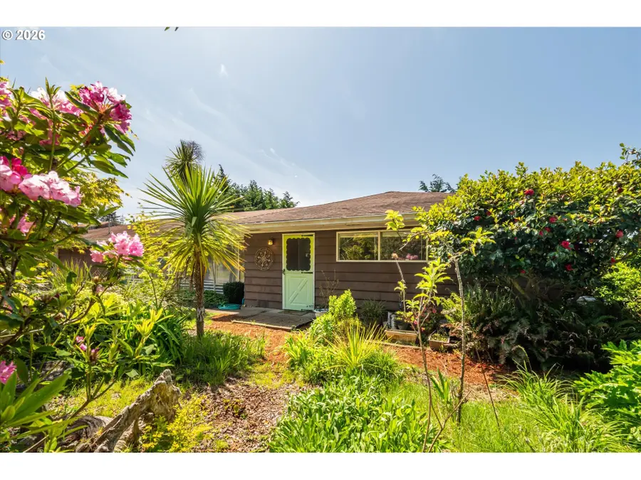 2335 Woodland Dr, Coos Bay, OR 97420 - #3