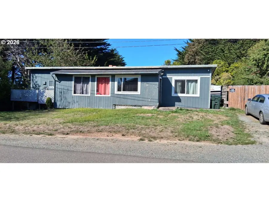 715 9th St, Bandon, OR 97411 - #2