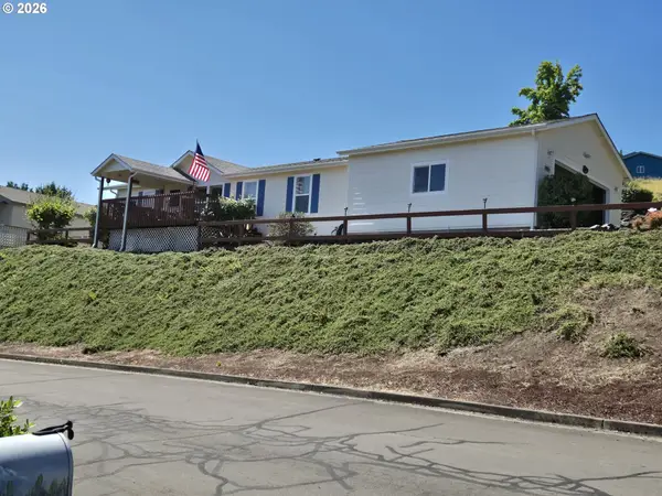 104 Angelcrest Ct, Roseburg, OR 97471
