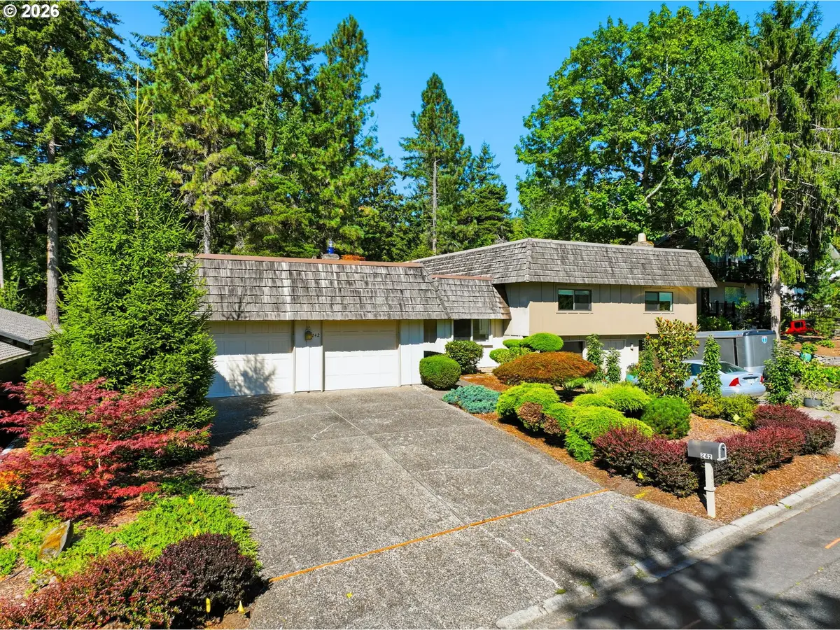242 Greenridge Dr, Lake Oswego, OR 97035 - #1