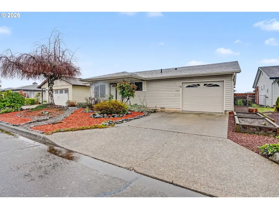 2160 Santiam Dr, Woodburn, OR 97071 - #3