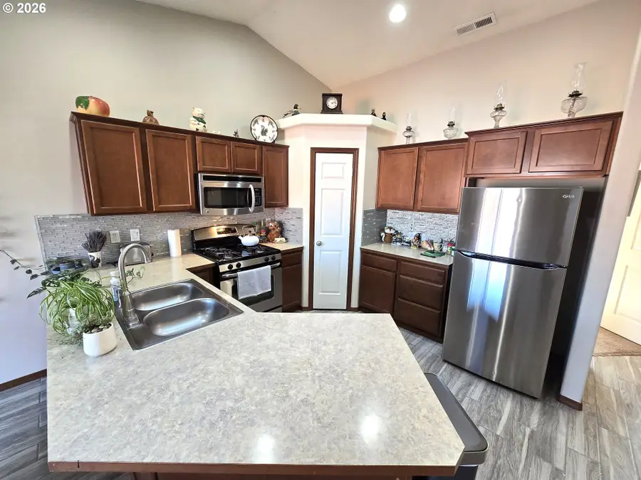 240 W Moore Ave, Hermiston, OR 97838 - #3