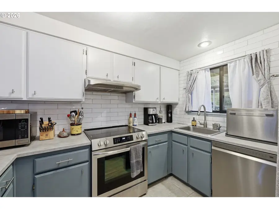 422 Stonewood Dr, Eugene, OR 97405 - Image #3