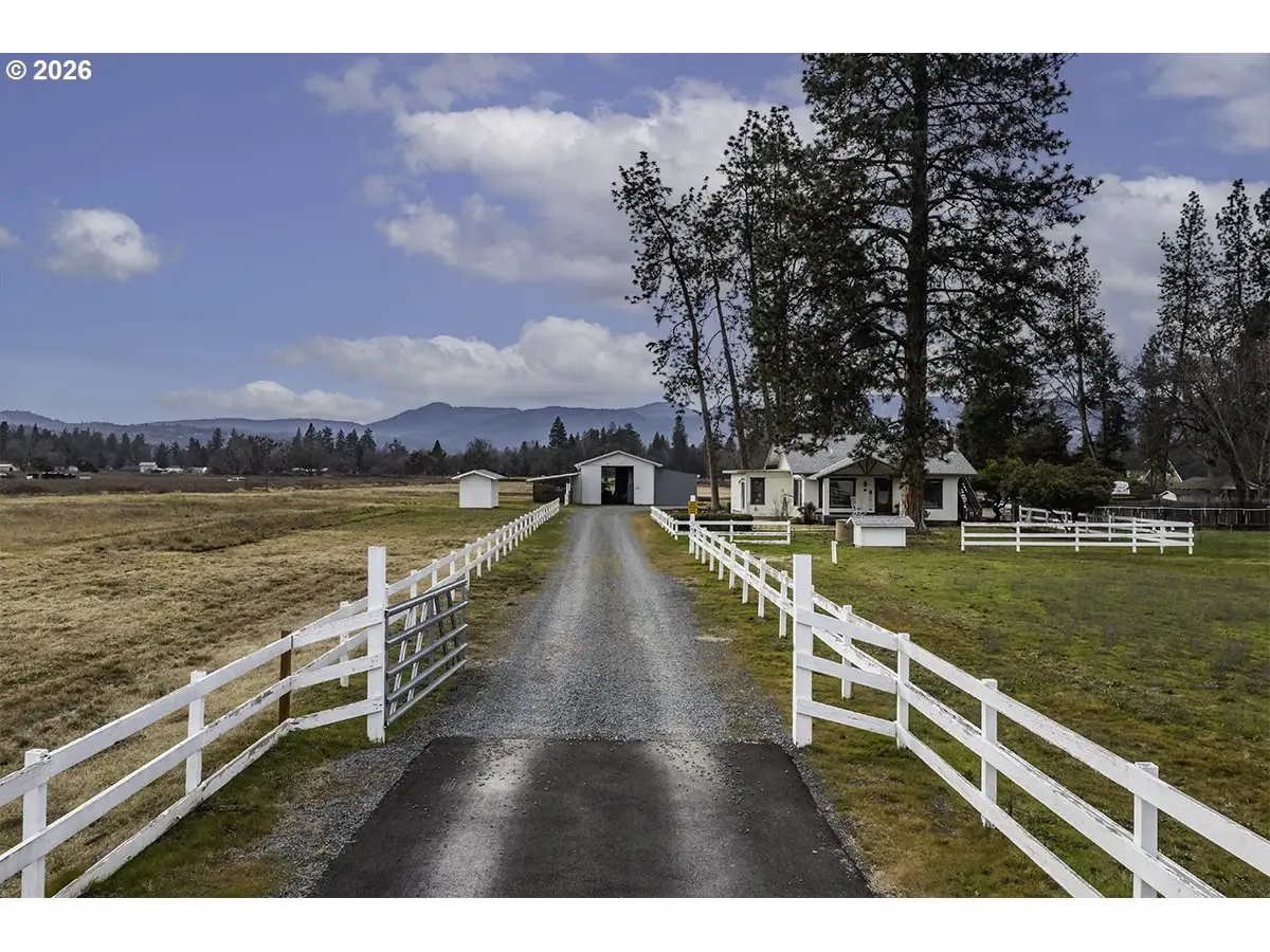 408 Oak Grove Rd, Medford, OR 97501 - #1