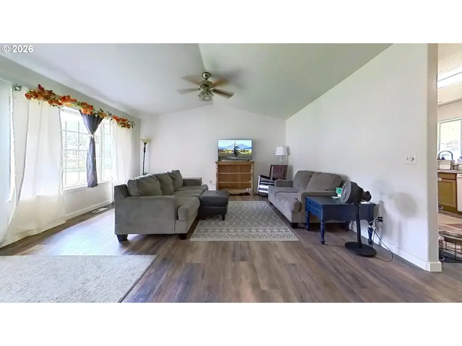 1216 E Third Ave, Sutherlin, OR 97479 - #3