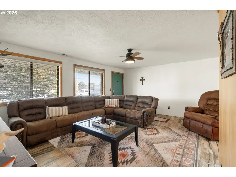 860 E Tamarack Ave, Hermiston, OR 97838 - #3