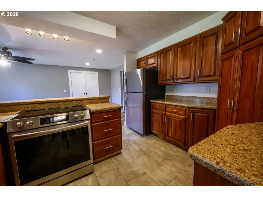 1830 Yolanda Ave, Springfield, OR 97477 - #3