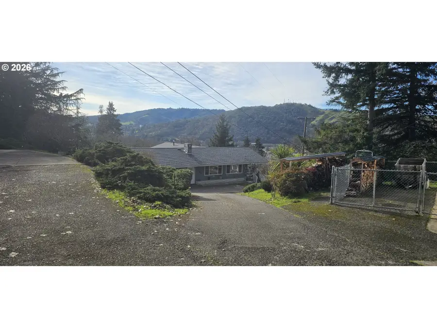 1123 SE Hawthorne Dr, Roseburg, OR 97470 - #2