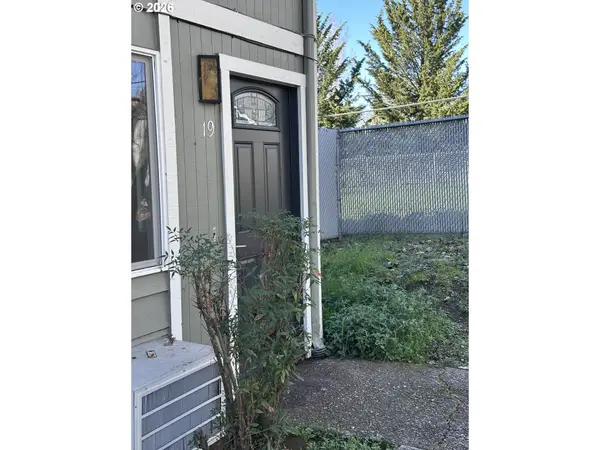 885 NE Sunset St #19, Roseburg, OR 97470