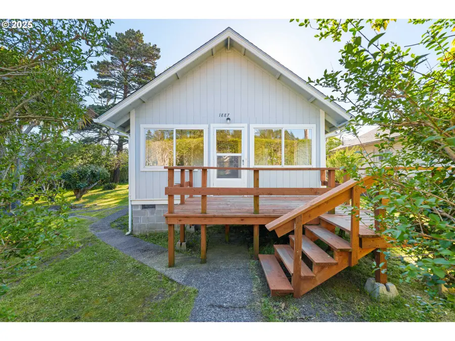 1887 Madrona St, North Bend, OR 97459 - #3