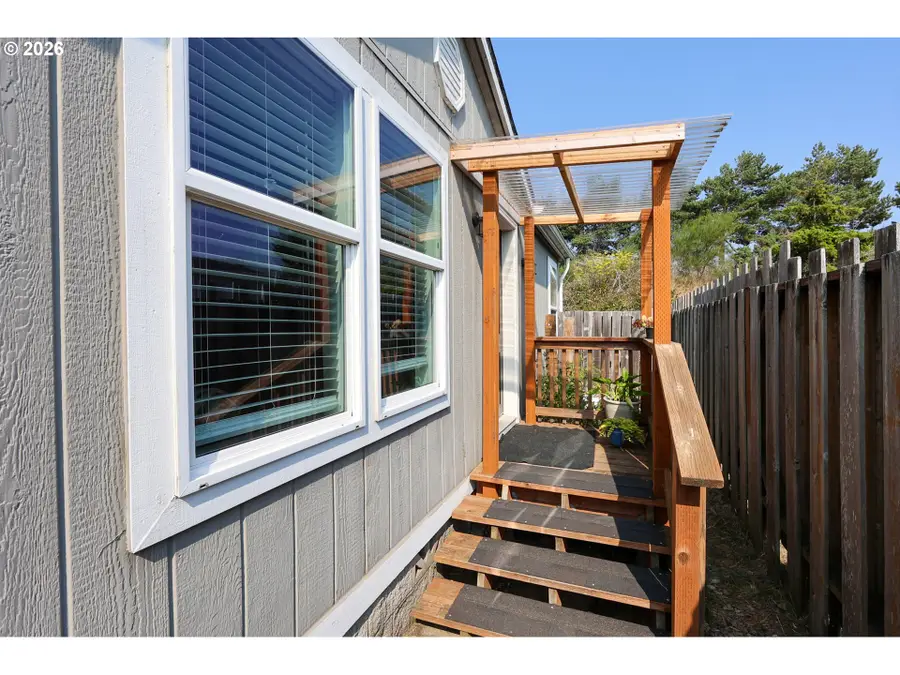 921 Stillwater Dr, Coos Bay, OR 97420 - #3