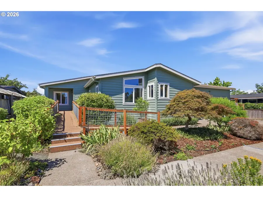 2070 Donnelly Dr, Springfield, OR 97477 - #3