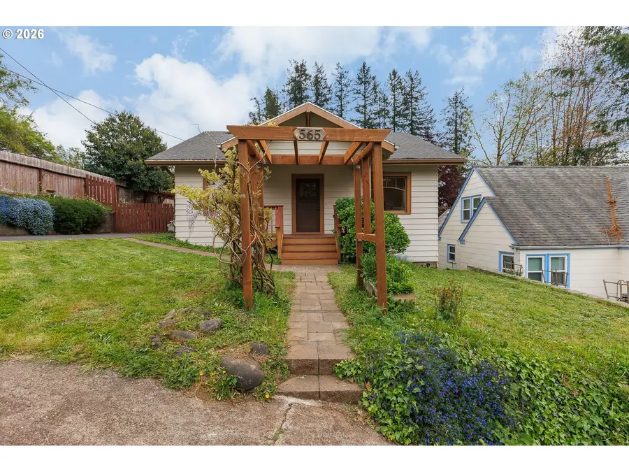 565 SE 4th St, Toledo, OR 97391 - #2