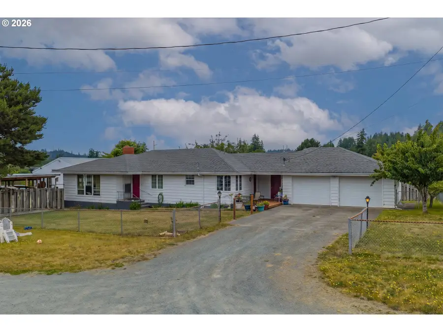 2343 Harris St, Myrtle Point, OR 97458 - #3