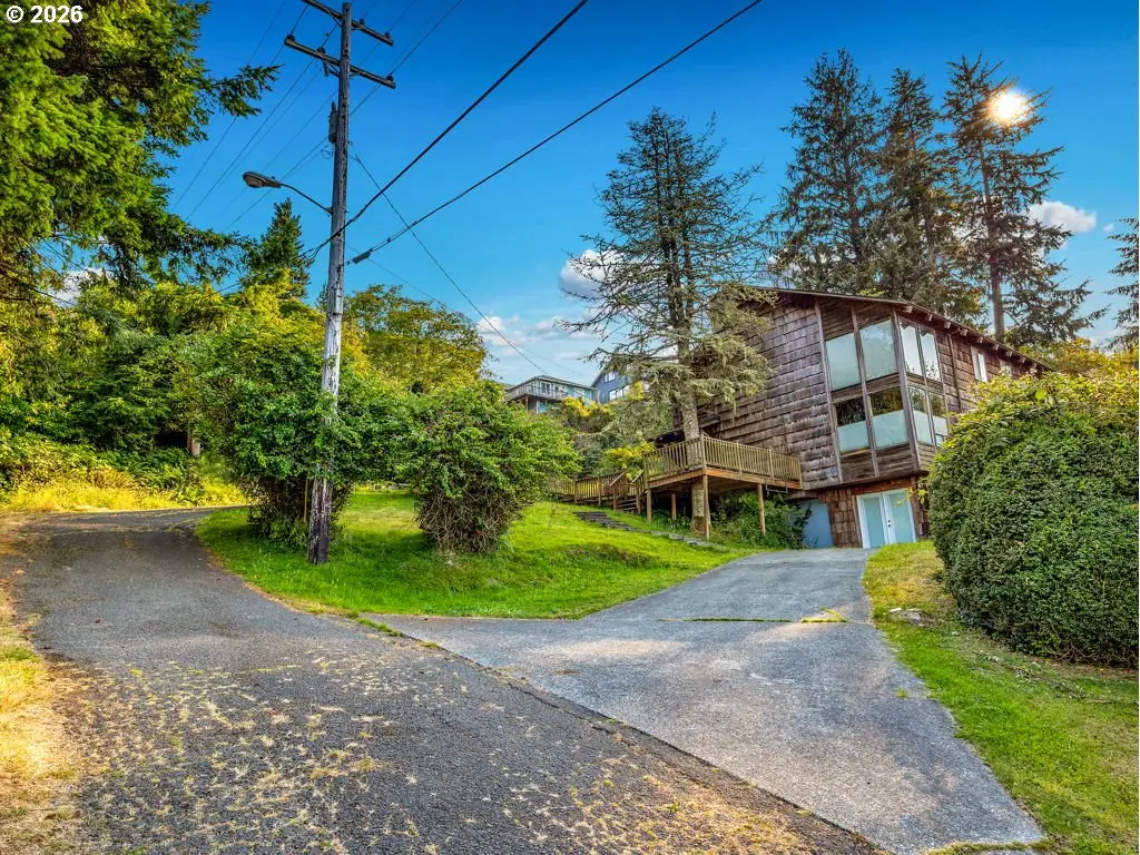 907 5th St, Astoria, OR 97103 - #1