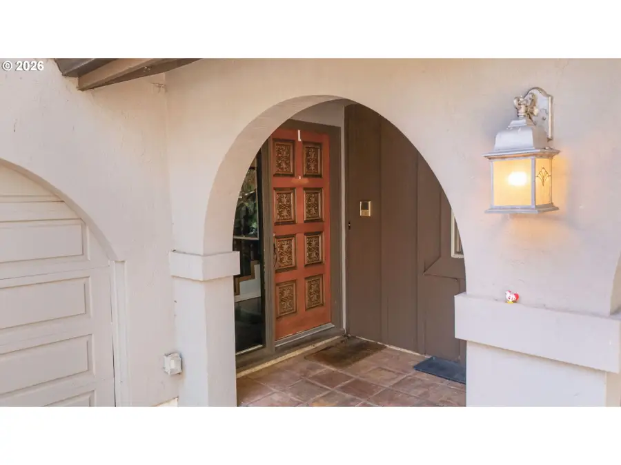 320 Dellwood Dr, Eugene, OR 97405 - #3