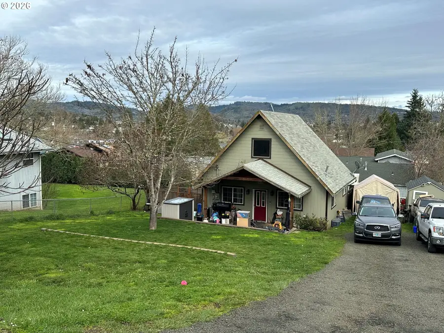 1387 NW Grove St, Roseburg, OR 97471 - #2