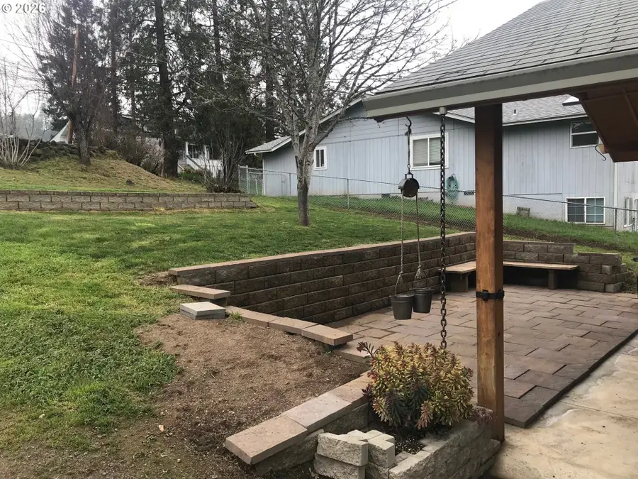 1387 NW Grove St, Roseburg, OR 97471 - #3