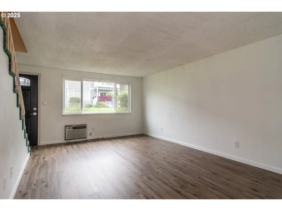 885 NE Sunset St #11, Roseburg, OR 97470 - Image #3