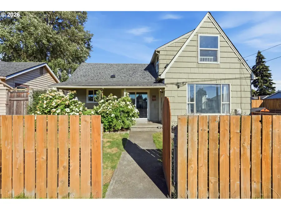208 SW 3rd Ave, Kelso, WA 98626 - #2