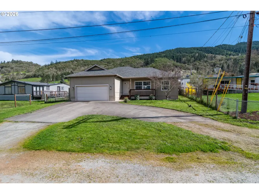 1102 Cook St, Tri City, OR 97457 - #2