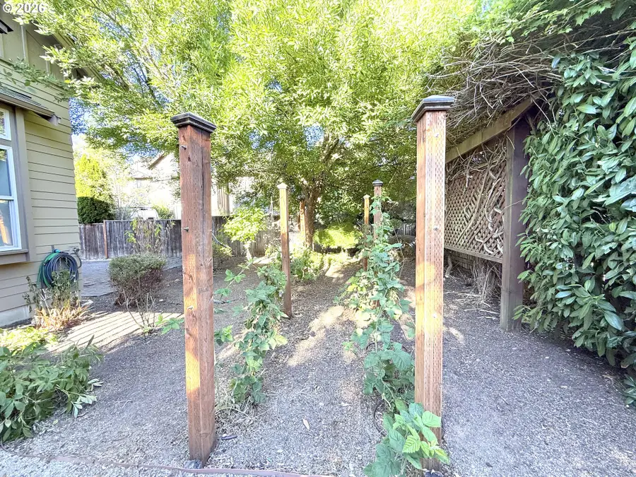 1145 W 28th Ave, Eugene, OR 97405 - #2