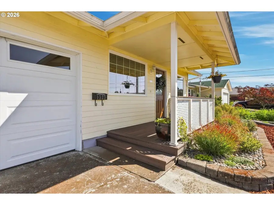 1323 Garden Way, Woodburn, OR 97071 - #2